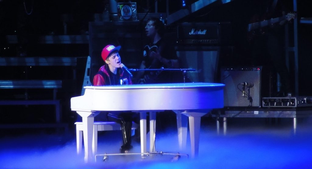 Picture of Justin Bieber playing the piano