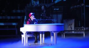Picture of Justin Bieber playing the piano