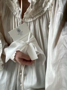 Women holding her luxury inviattion card for a unique event